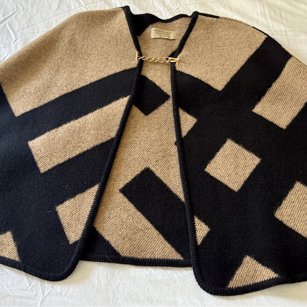 Burberry Black and Tan Cape 100% wool.   excellent condition size small